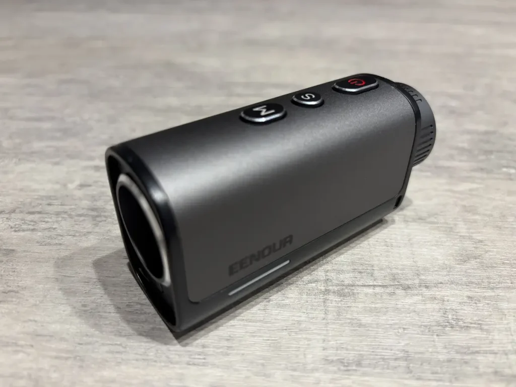 EENOURの超小型ゴルフ用レーザー距離計（Ultra-miniシリーズ）の斜め上からの全体外観