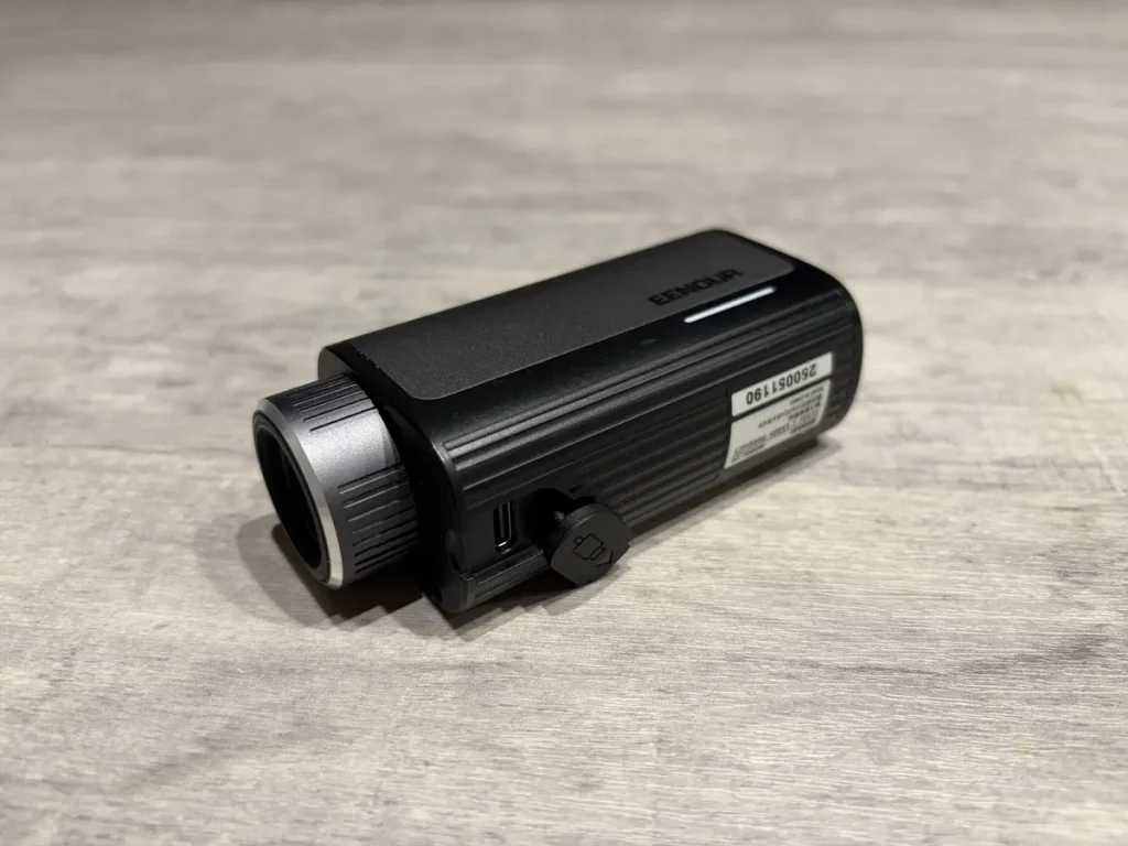 EENOUR ゴルフ距離計の底面にある保護カバー付きUSB Type-C充電ポート