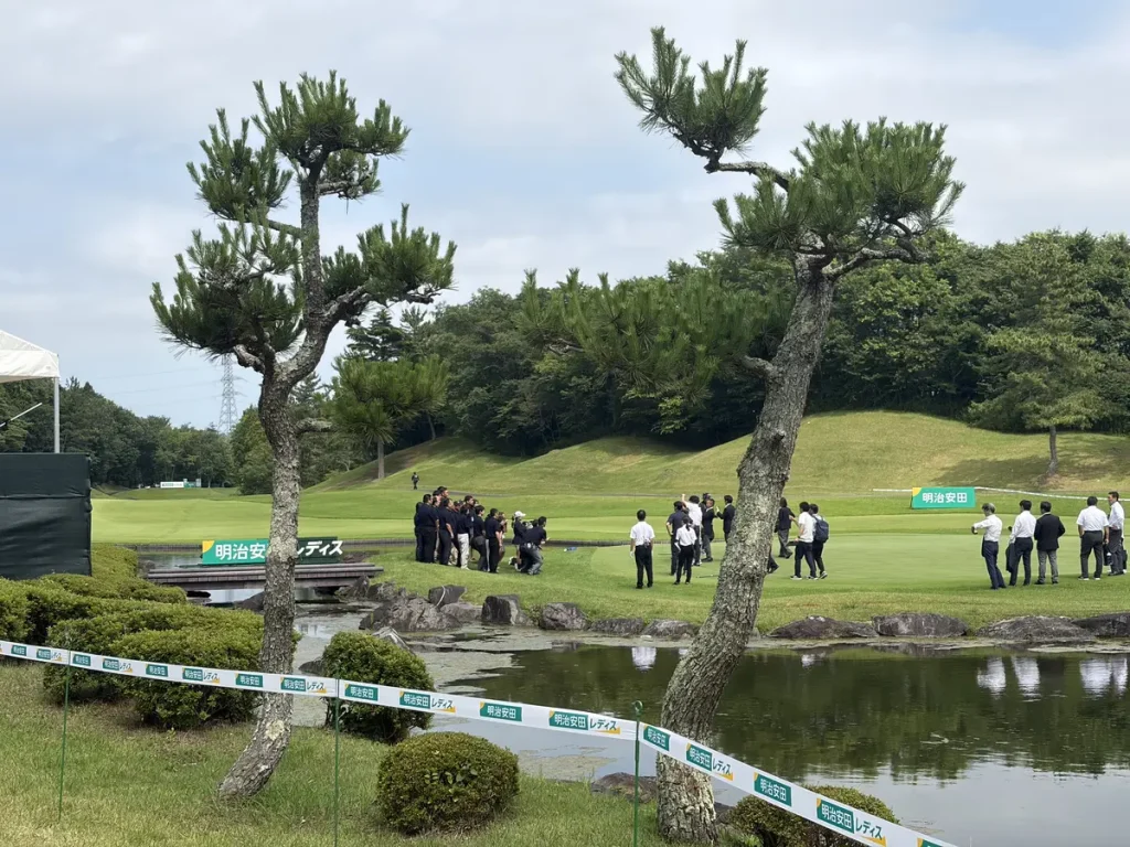 表彰式の後で記念撮影をする仙台クラシックのスタッフ