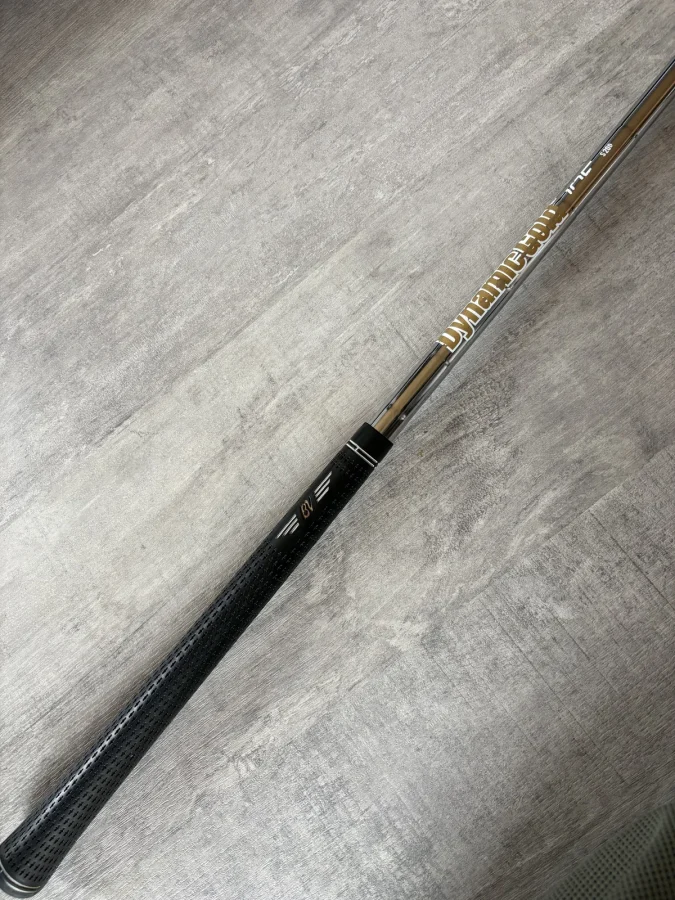 Dynamic Gold S200シャフトとゴルフグリップを撮影した写真