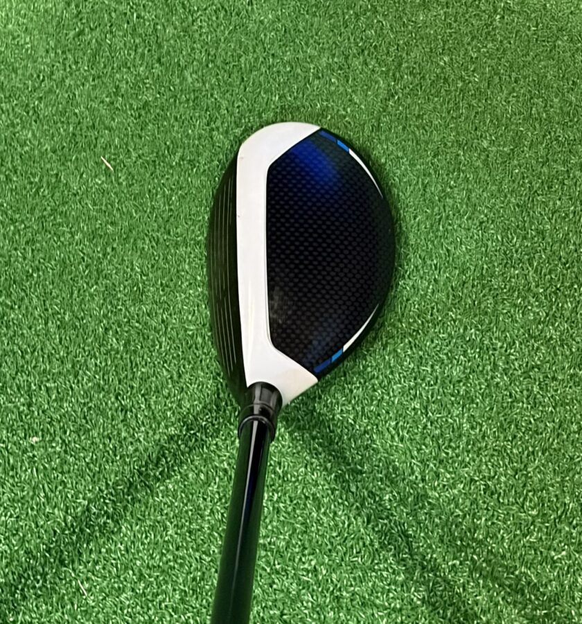 TaylorMade SIM2 MAXレスキューをアドレス方向から見たクラウン形状