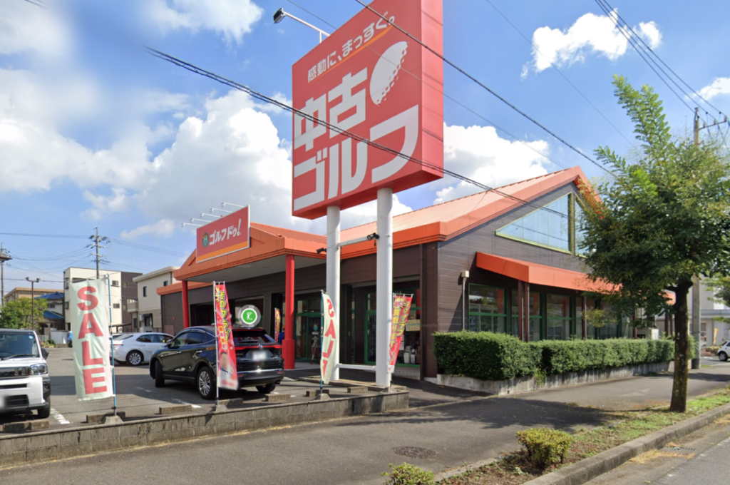 ゴルフ・ドゥ春日井店の店舗外観と駐車場の様子